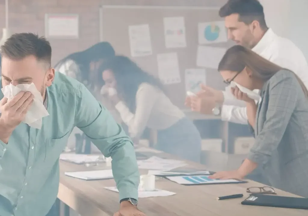 ოფისის თანამშრომლები უხვად გამოყოფილ კვამლში ცდილობენ სივრცის დატოვებას.