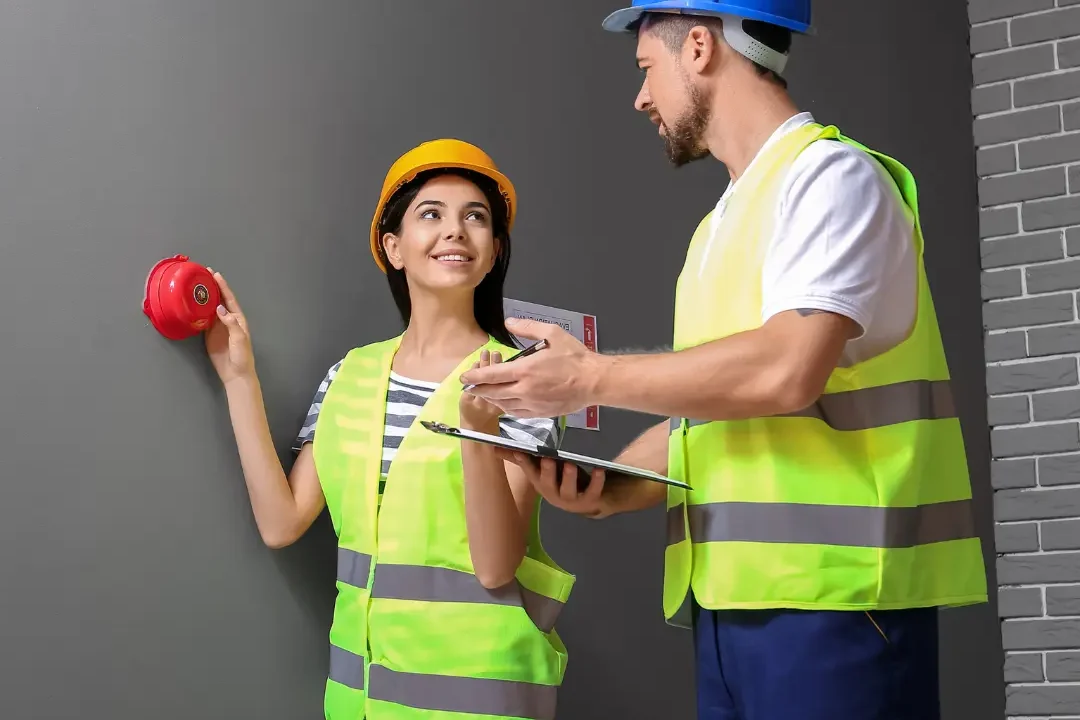 შრომის უსაფრთხოების ინსპექტორები ამოწმებენ სიგნალიზაციას.