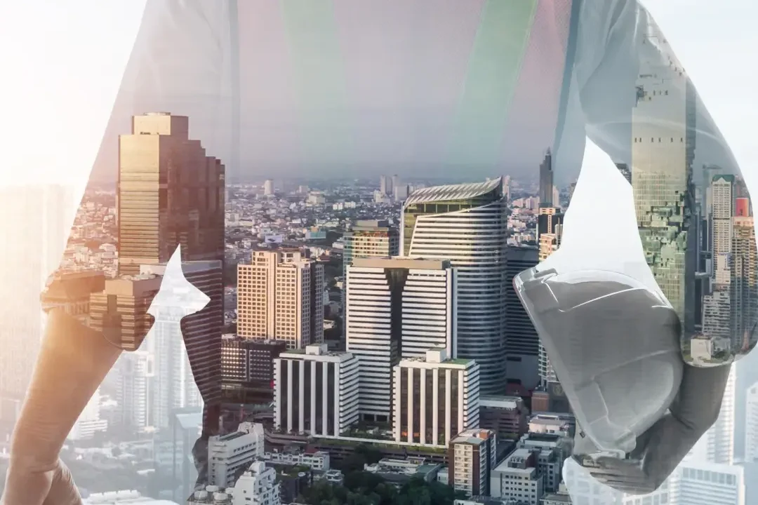 ინჟინერის სილუეტი ქალაქის პანორამაზე ორმაგი ექსპოზიციით.